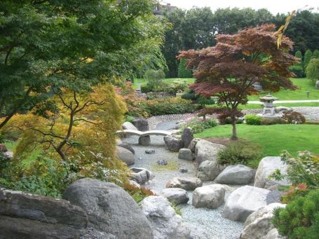 Düsseldorf-Niederkassel : Der Tempelgarten ist zum Teil als Trockengarten angelegt. Flusslauf, Wasserfall und Uferbänke sind "trocken" nur mit Steinen dargestellt ( zu besonderen Anlässen wird geflutet ).